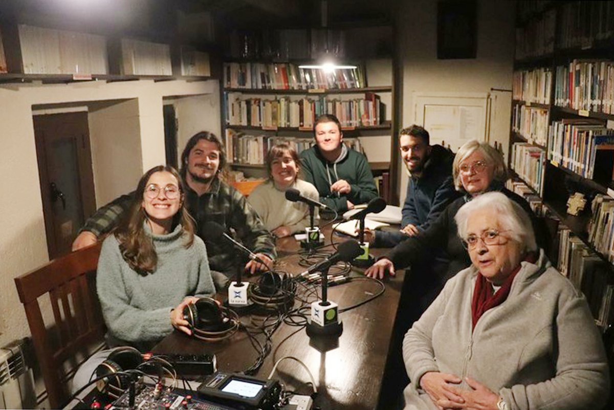 L'equip de Ràdio Silenci amb monges del santuari durant la gravació