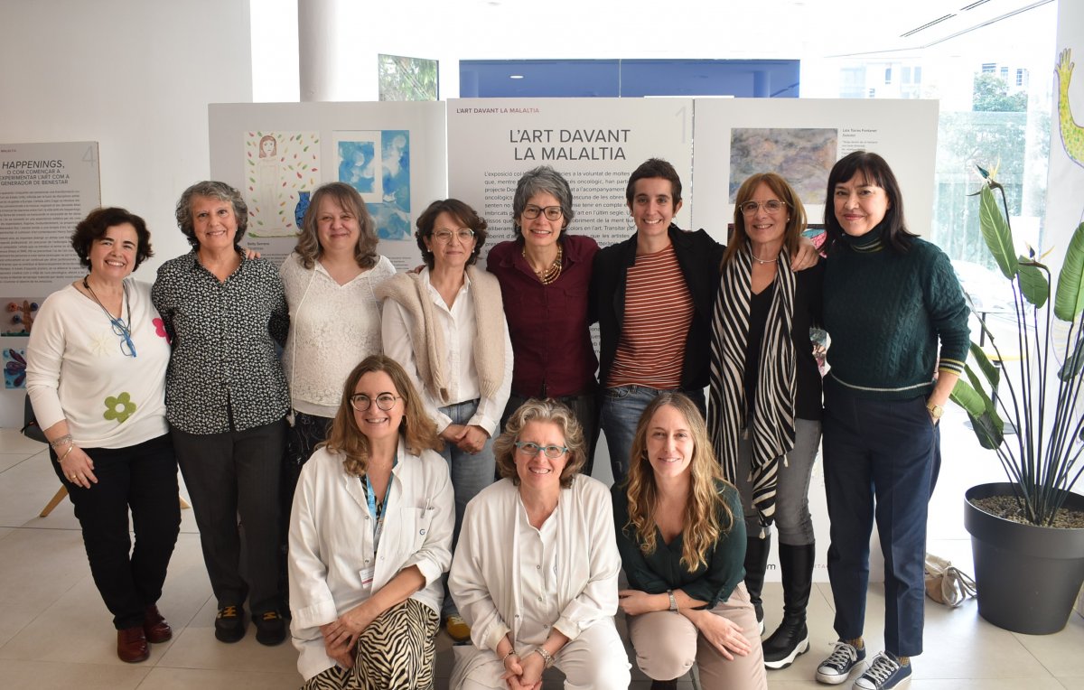 L'exposició s'ha presentat aquest dilluns amb personal de l'Hospital, pacients d'oncologia i artterapeute