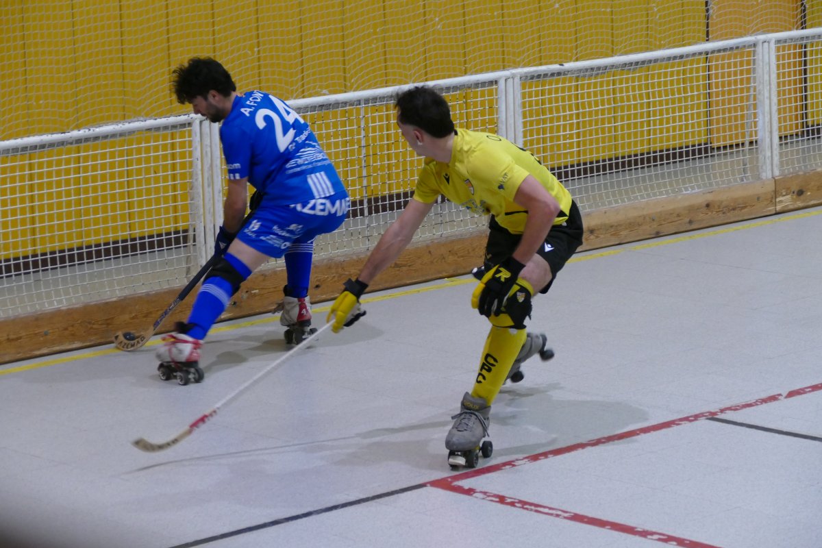 Arnau Font protegeix la bola davant la presència d'un rival