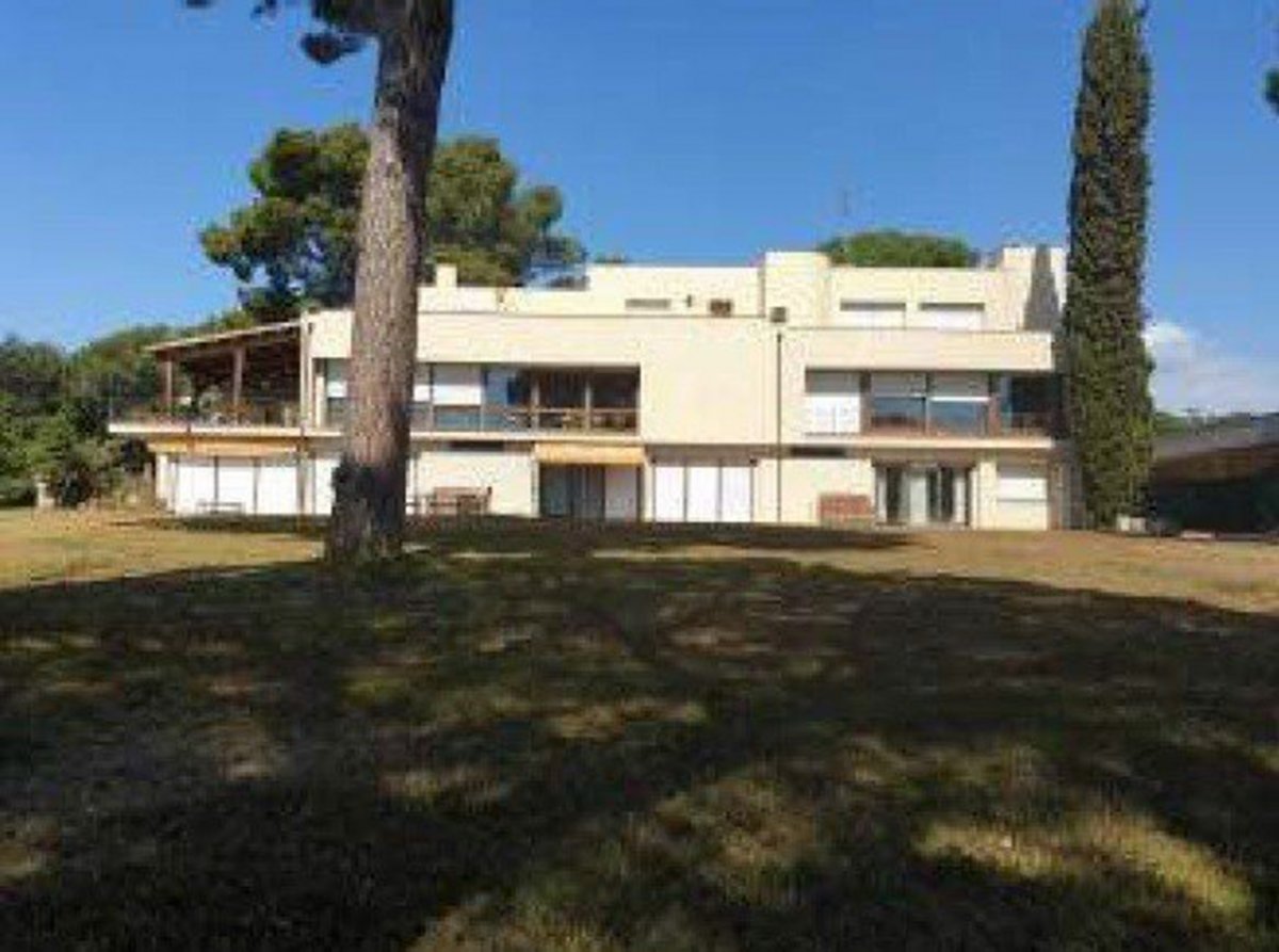 La casa de vuit habitacions i vuit lavabos que se subhasta amb la finca de 46.000 metres quadrats