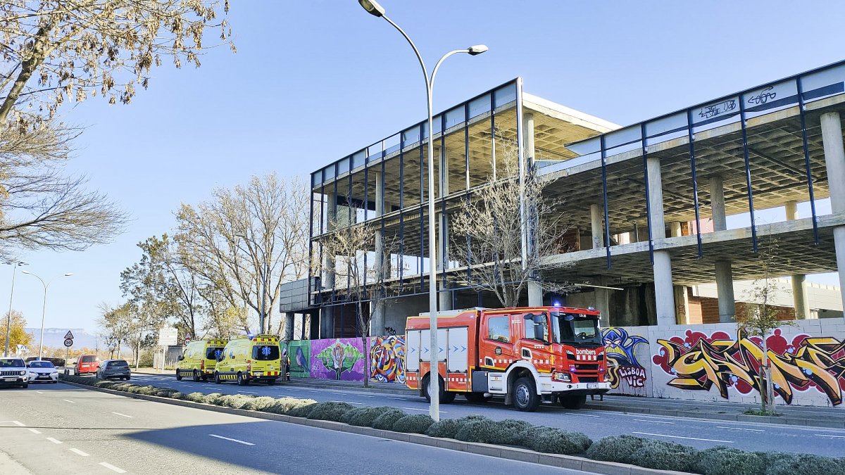 Ambulàncies i bombers, dissabte a la nau del carrer Torelló de Vic