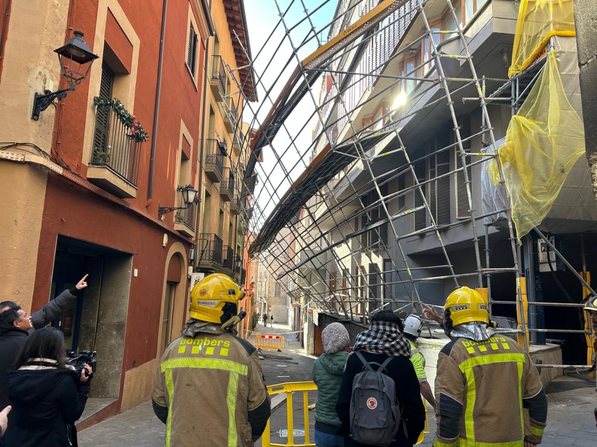 La bastida s'ha recolzat a l'edifici de davant