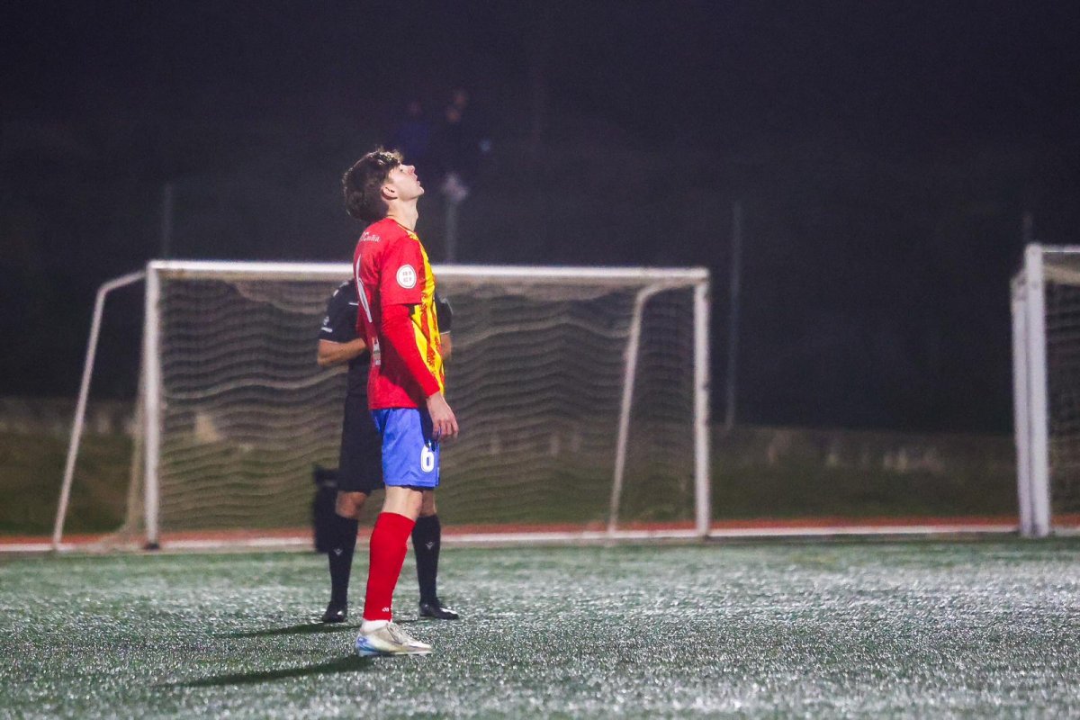 Èric Vilanova lamentant-se del penal fallat davant el Nàstic