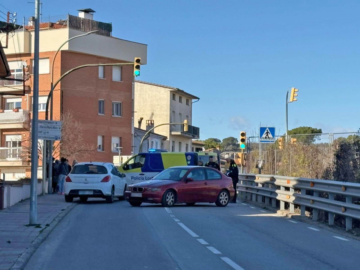 El trànsit tallat al carrer Borgonyà, a causa de l'accident