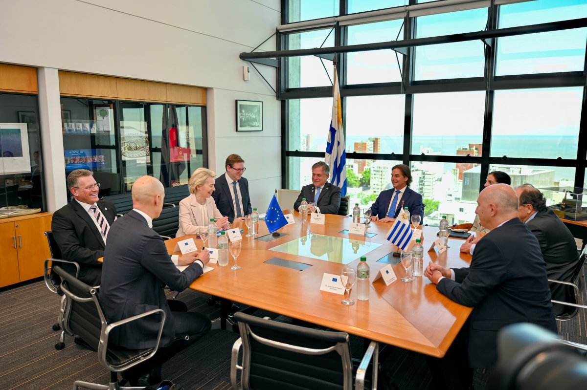 Reunió entre la presidenta de la Comissió Europea, Ursula Von der Leyen, i el comissari de Comerç i Seguretat Econòmica, Marcos Sefcovic, amb el president de l'Uruguai i representant del Mercosur, Luis Lacalle