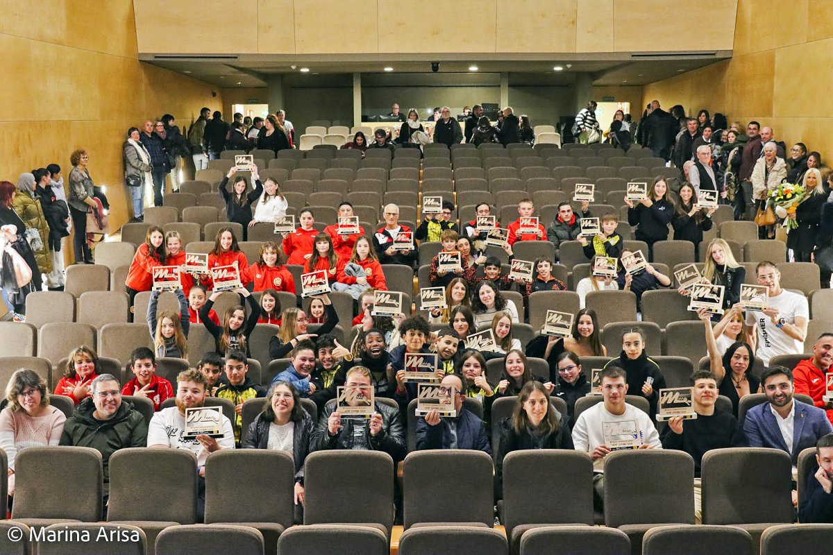 Foto de família amb bona part dels esportistes de Manlleu que van rebre el reconeixement a la gala