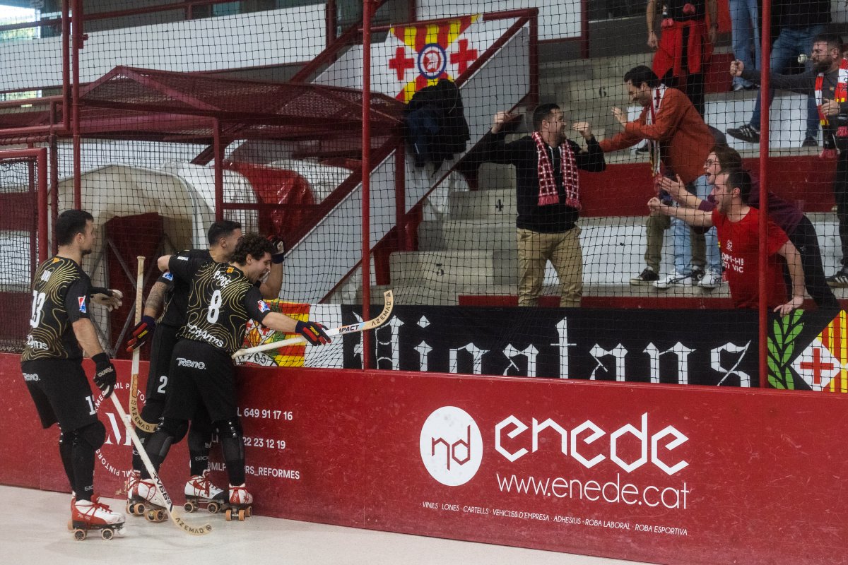 Els jugadors del Vic celebrant el segon gol, obra de Litus Sánchez