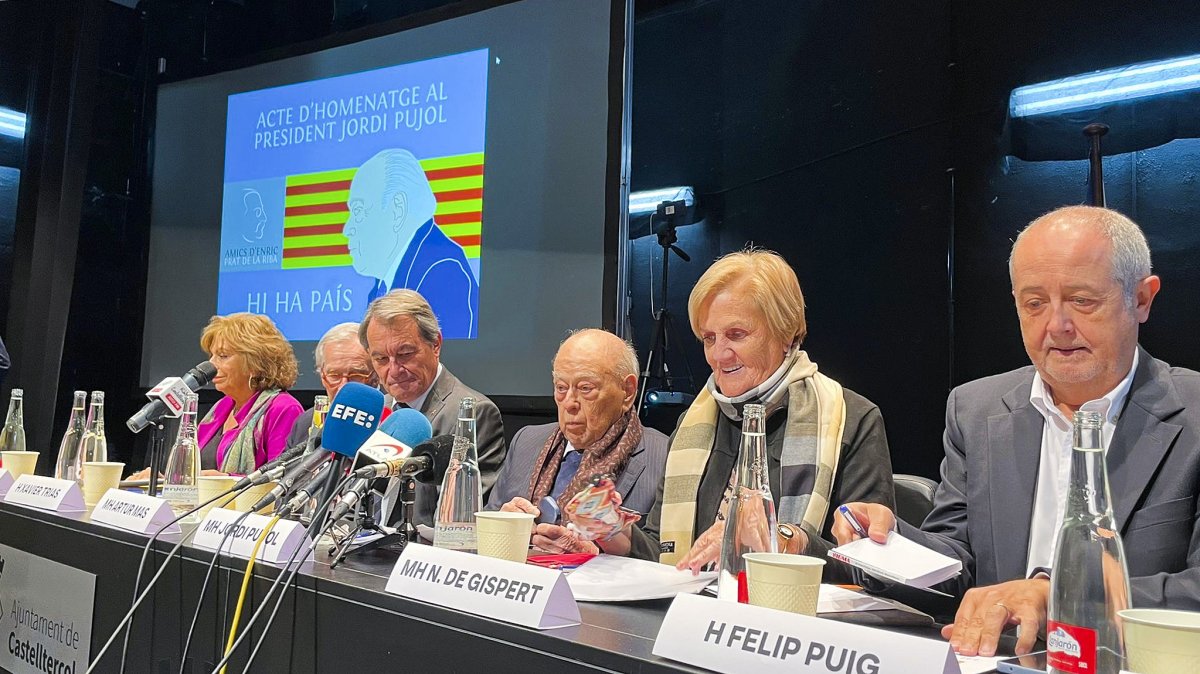 La taula de l’acte, amb Magda Oranich, Xavier Trias, Artur Mas, Jordi Pujol, Núria de Gispert i Felip Puig