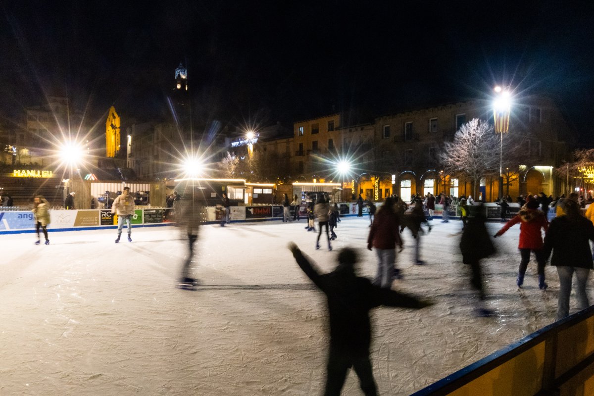 Gent patinant a la pista de Manlleu