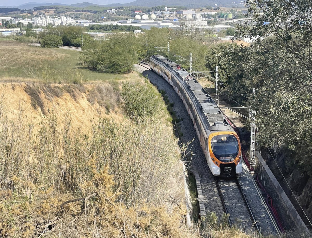 Un tren de l'R3 al tram proper a Can Tabola, on es preveu l'estació