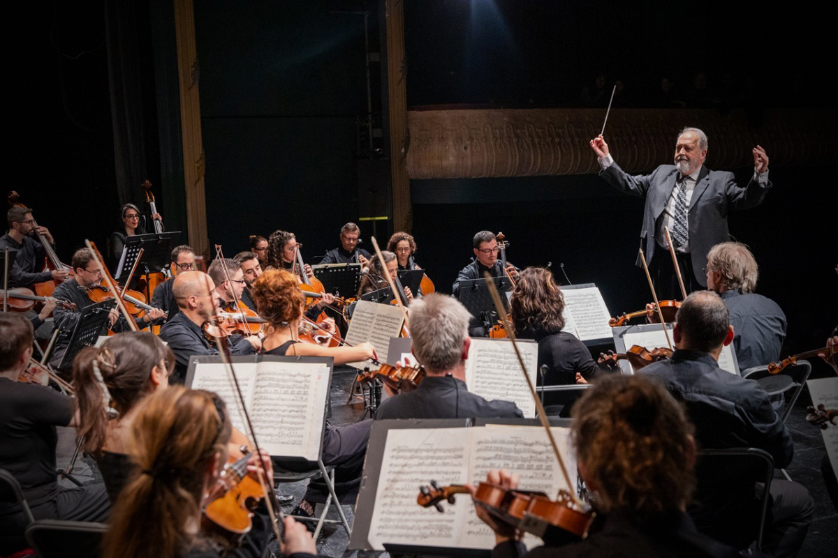 L'Orquestra Simfònica de Sanc Cugat amb el seu director,, Josep Ferrer