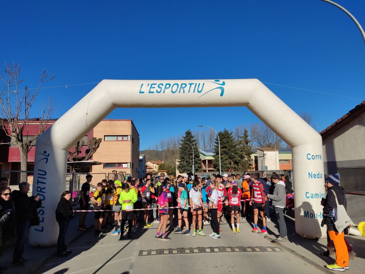 Els participants de la Sant Silvestre del Bisaura just abans de la sortida