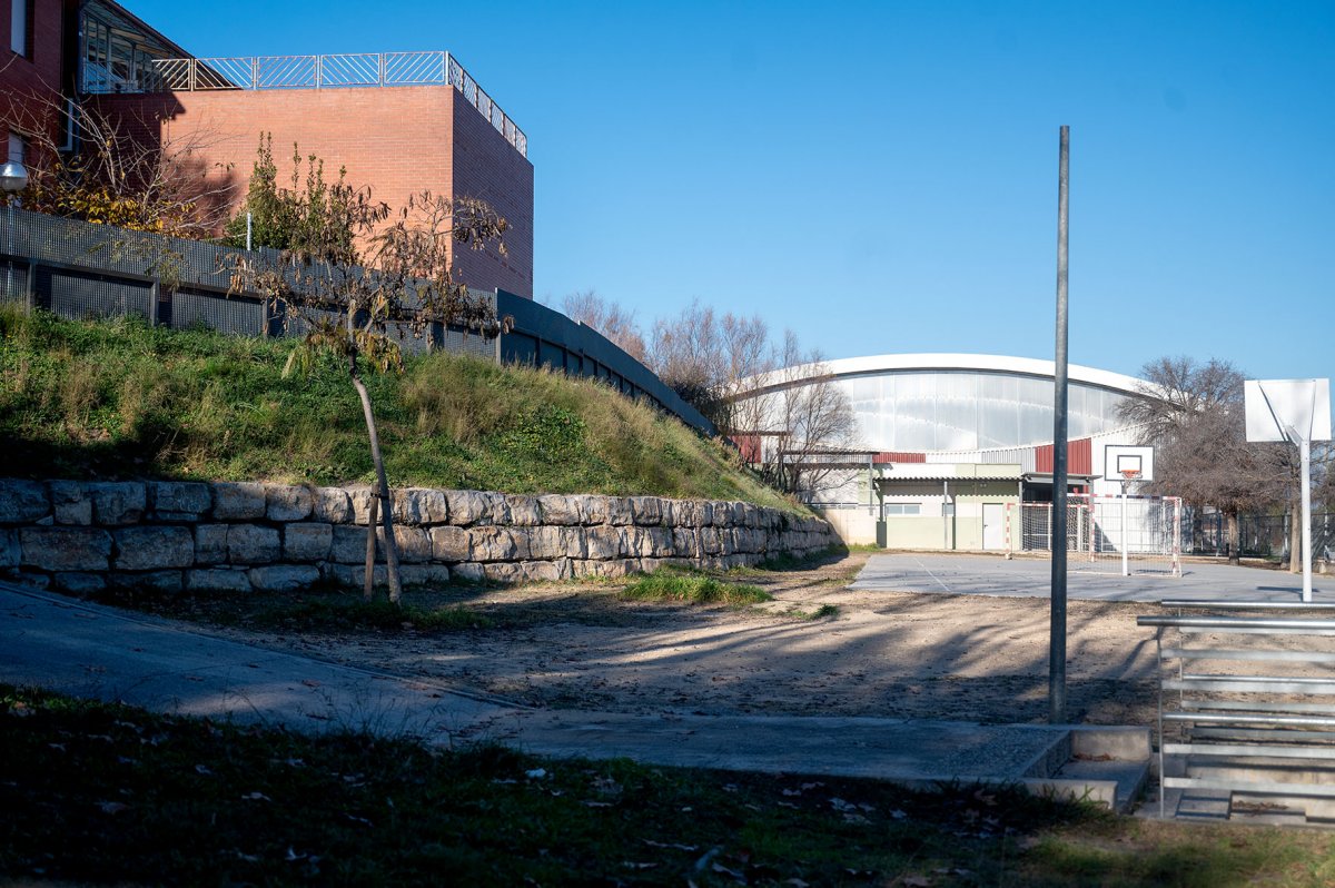 La coberta de la pista de l’escola Pau Casals ja compta amb una instal·lació fotovoltaica lligada al projecte