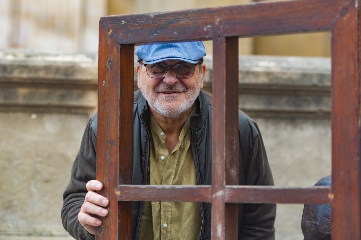 Lluís Dot, a la plaça de la Catedral de Vic. A la web que té amb el seu nom continua divulgant les seves creacions