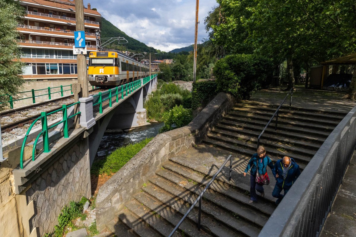 El tren, arribant al pas a nivell del passeig Ragull, en una imatge del maig passat