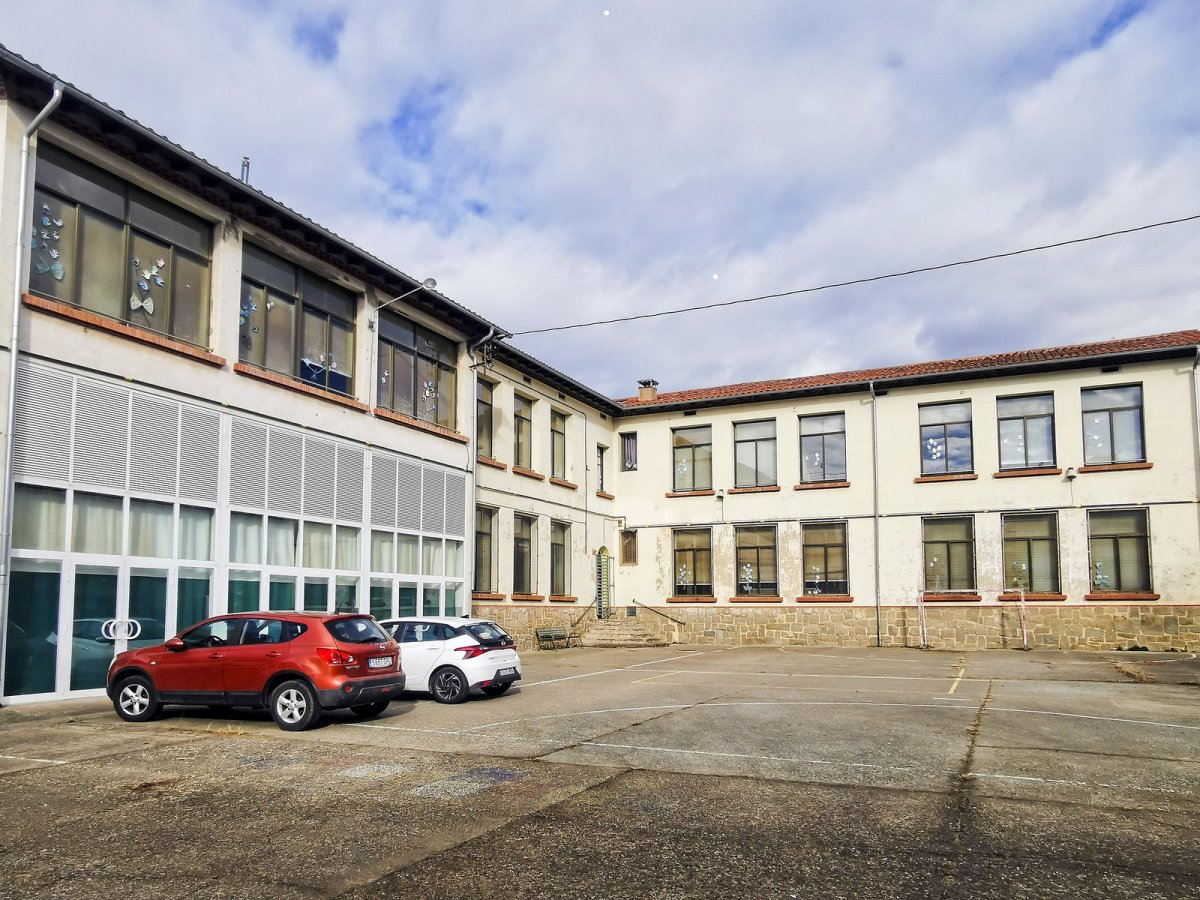 Vistes de l'edifici, l'antiga escola Pirineu, a la carretera de Gombrèn