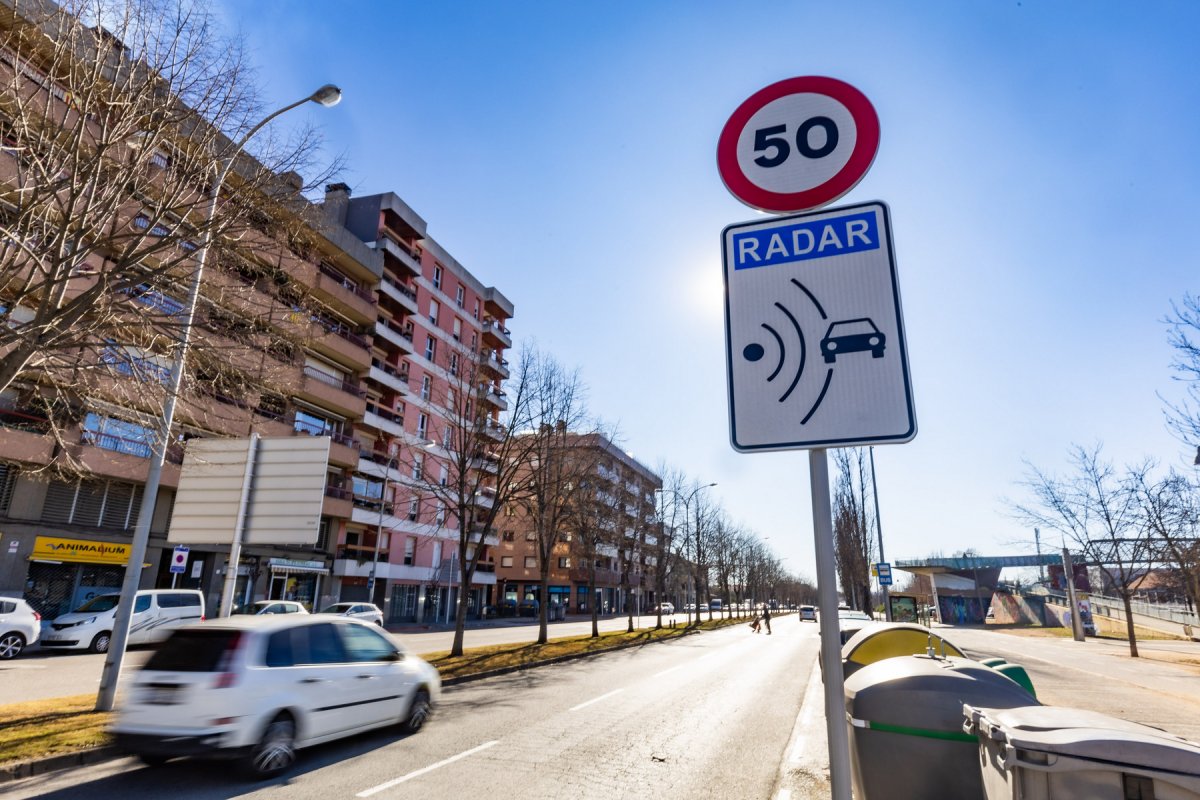 El rètol que indica el radar de l’avinguda dels Països Catalans de Vic, l’únic que funciona correctament