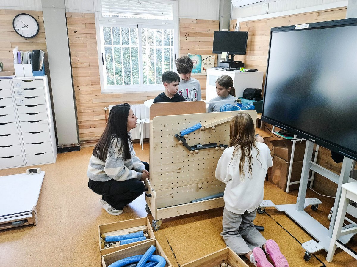 Alumnes de Sant Quirze Safaja, fent activitats de descoberta científica a l'aula