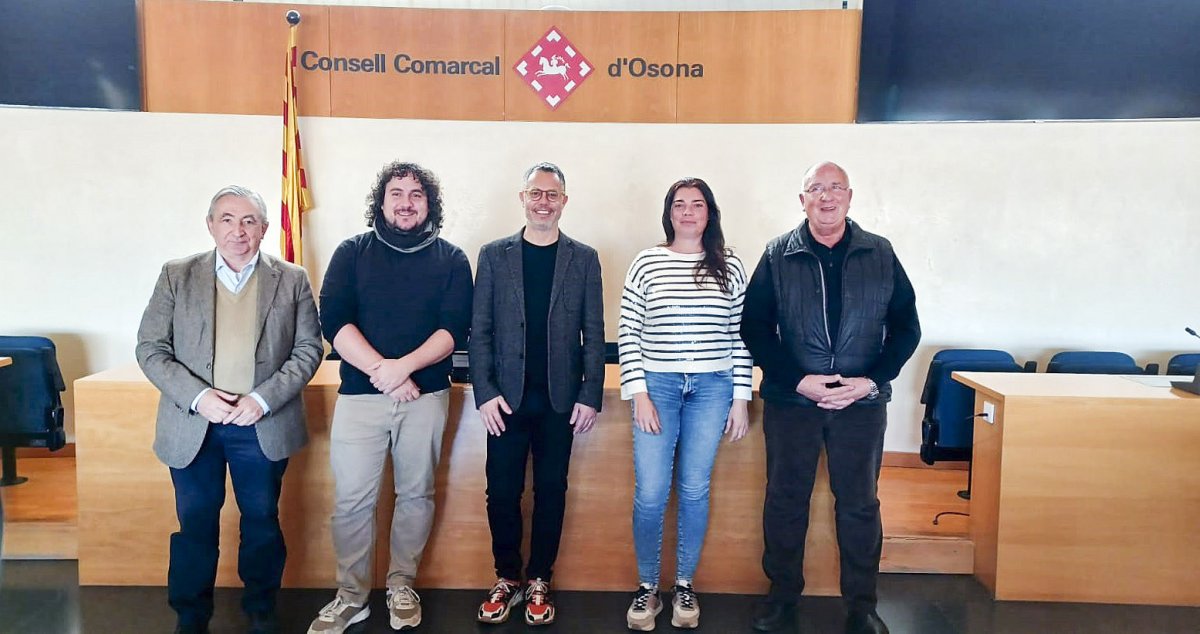 Els presidents dels consells comarcals que es van reunir dimarts a Vic. D’esquerra a dreta, Agustí Badosa (Alt Empordà), Gerard Sancho i Marçal Ortuño (Osona), Glòria Marull (Baix Empordà) i Santi Reixach (Garrotxa)