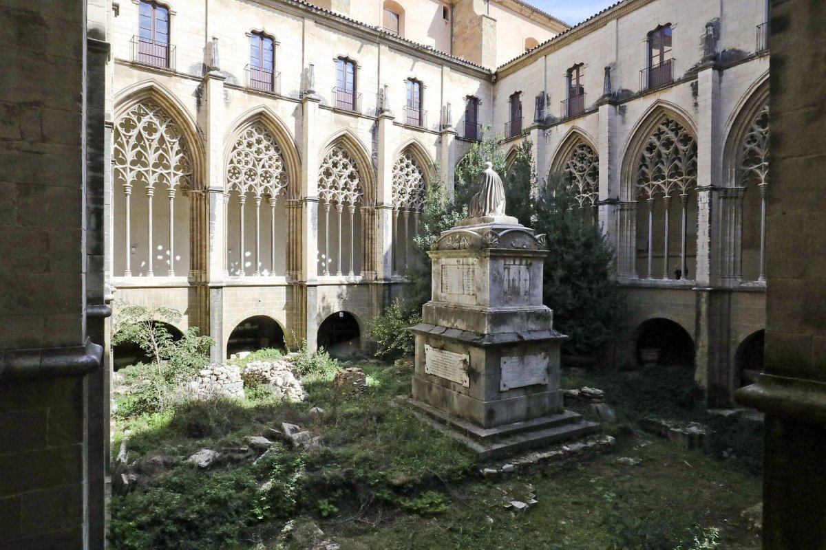 Aspecte actual del claustre inferior de la catedral de Vic, amb el sepulcre monumental de Jaume Balmes, que serà objecte d’una profunda remodelació