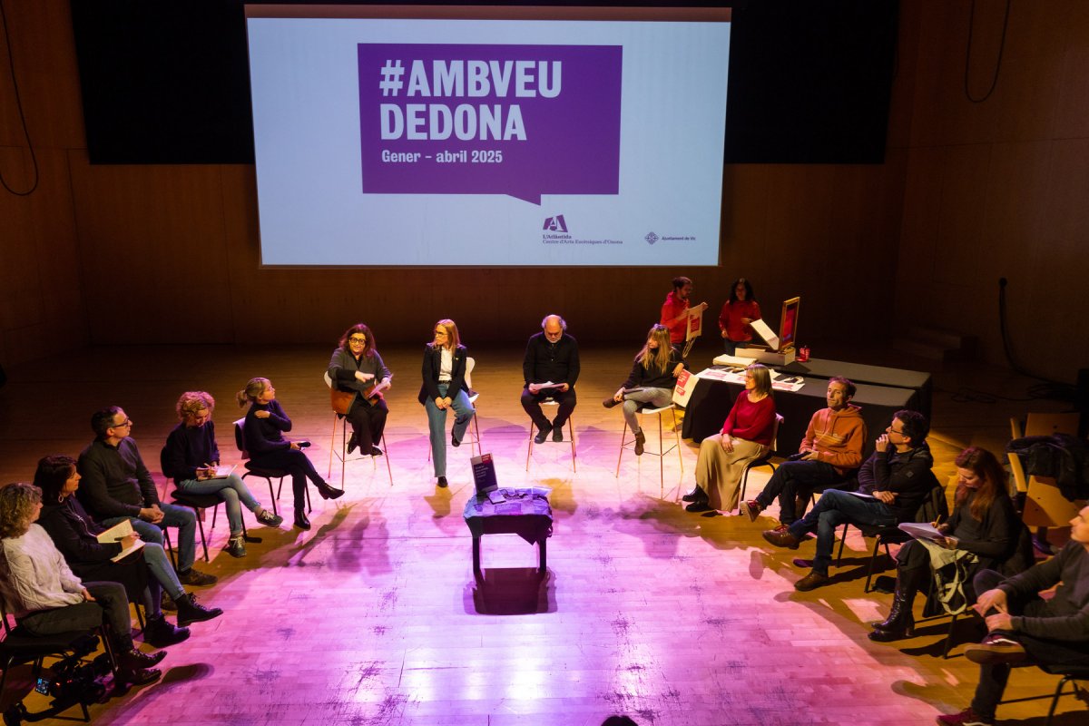 Un moment de la presentació del cicle, dijous passat sobre l’escenari de la sala Joaquim Maideu, amb representants de totes les entitats implicades