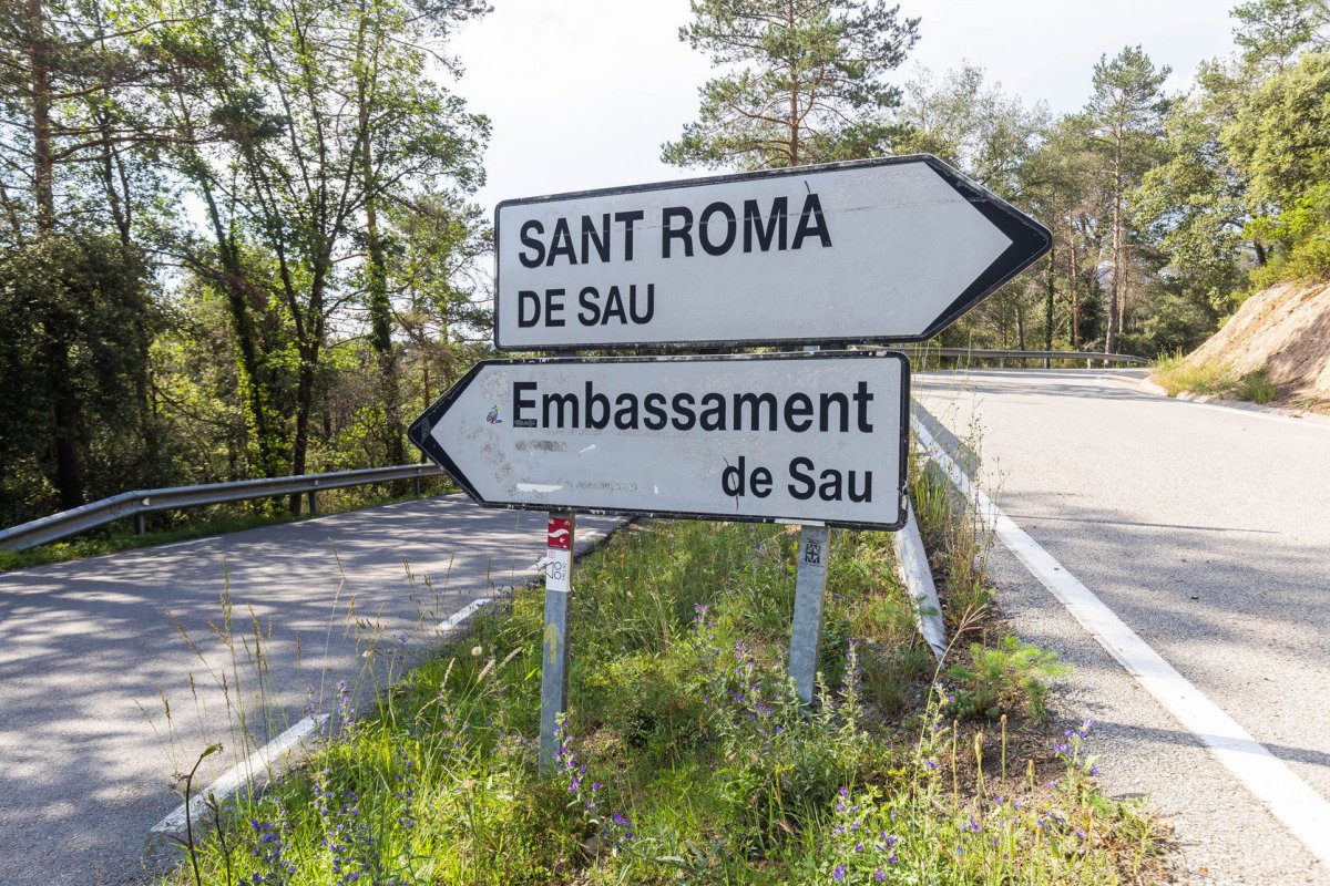 Accés al nucli de Sant Romà, des de la carretera que baixa al pantà