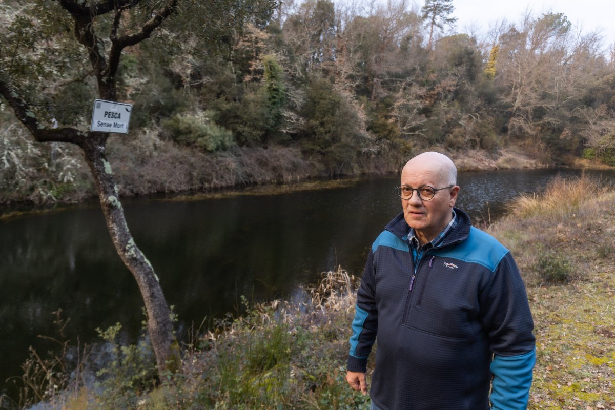 Joan Serra, un dels fundadors de l'escola el 1997, dimecres al llac d'Espinzella on funcionava l'escola