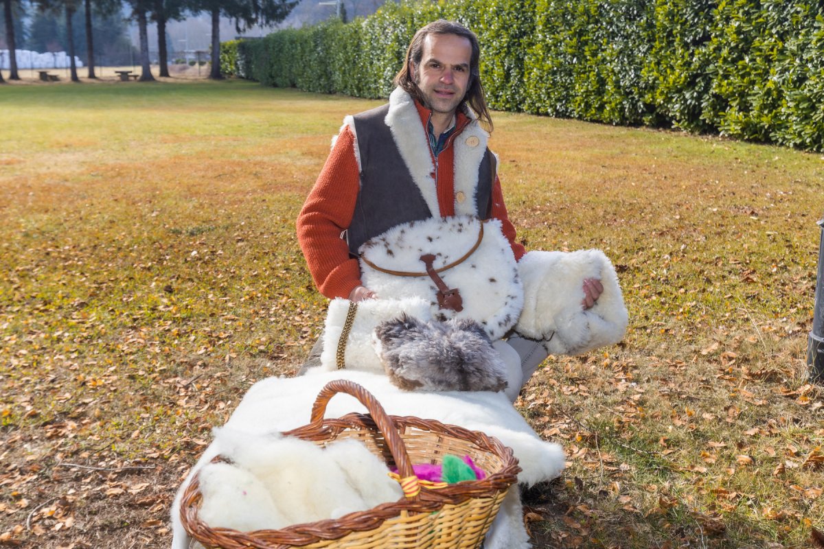 Miquel Casas, aquest dimarts a Ripoll amb alguns dels productes que elabora