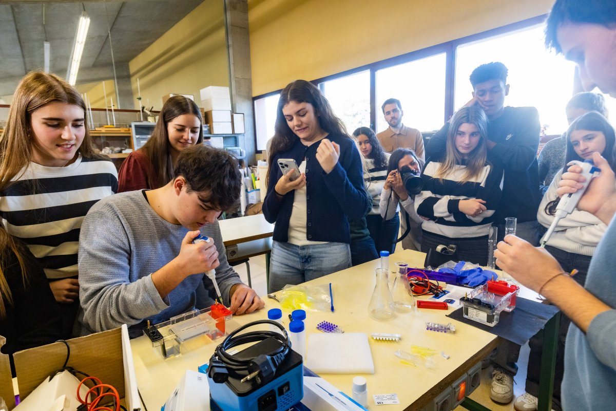 Alumnes de l’institut de Torelló, divendres amb l’investigador Genís Campoy (a la dreta)