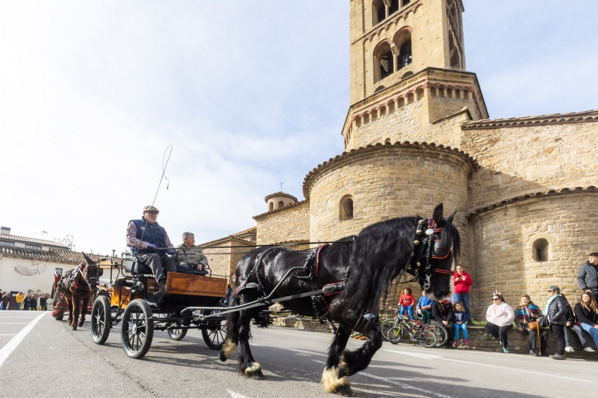 L'icònic pas de la desfilada pel costat de l'església de Santa Eugènia