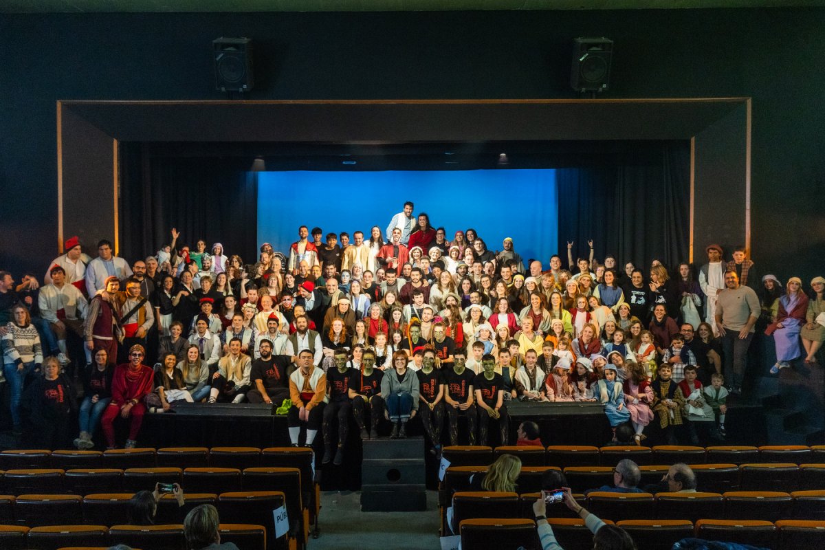 Foto de família de les tres companyies al final de la representació de dissabte