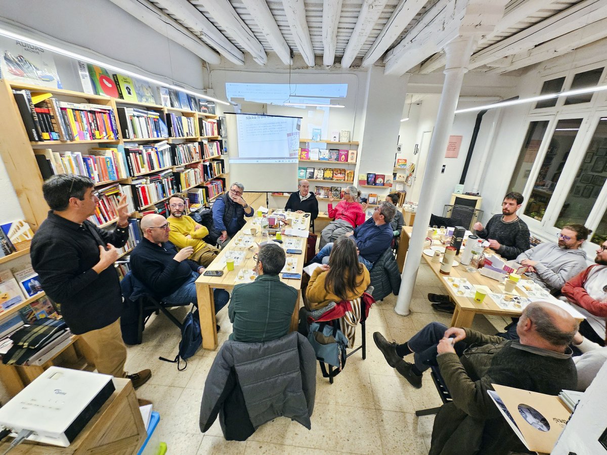 Joan Mitjavila, a mà esquerra, conduint la vetllada dijous passat al vespre a la llibreria Foster & Wallace de Vic