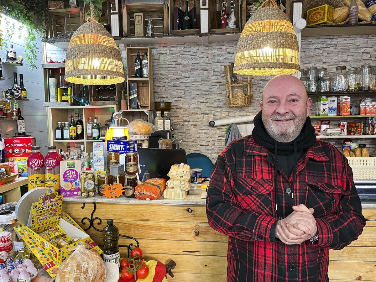 Xavi Fernández, de la botiga Can Sapí, al carrer del Pont de Sant Quirze