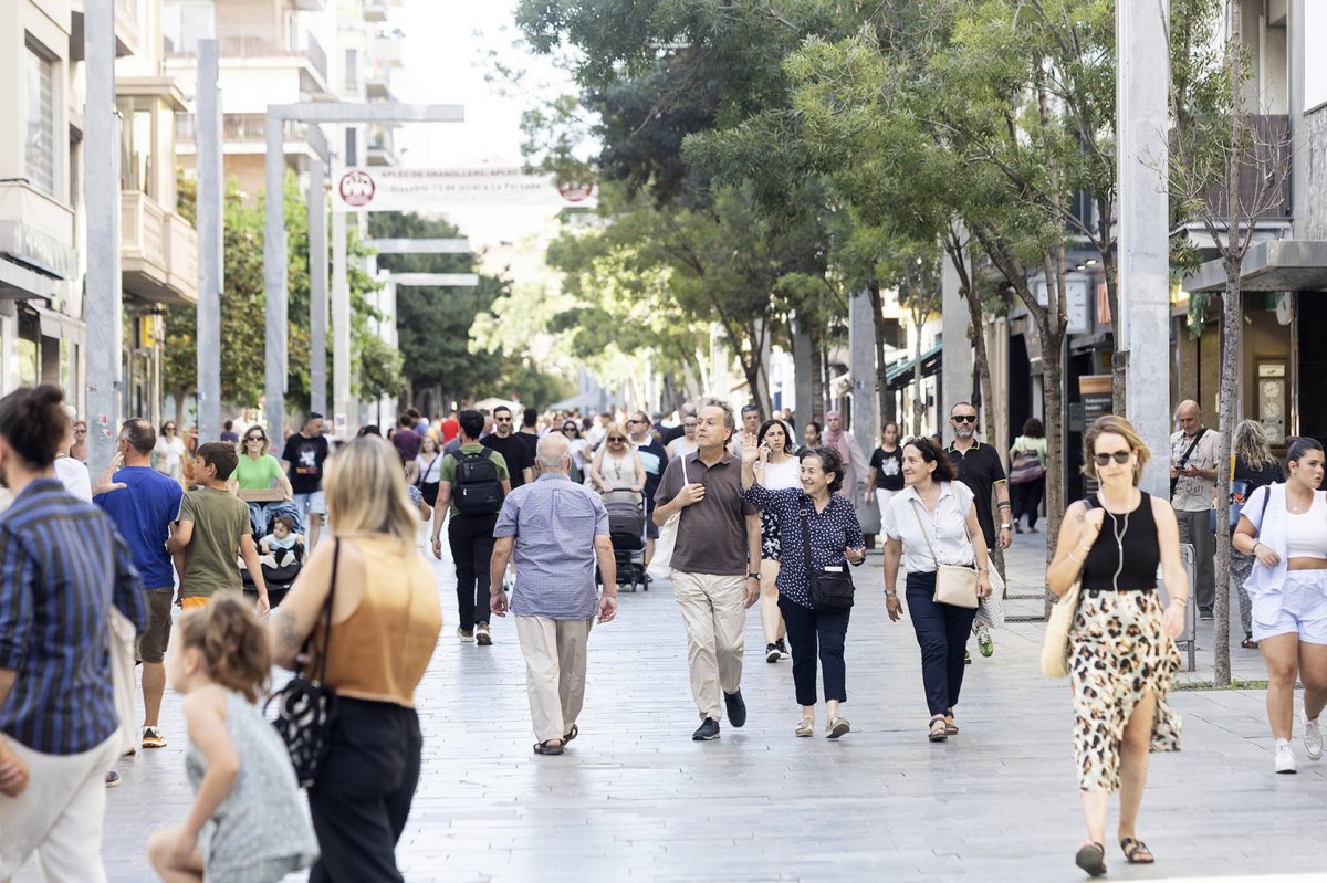 Persones passejant pel carrer Anselm Clavé de Granollers durant aquest juliol