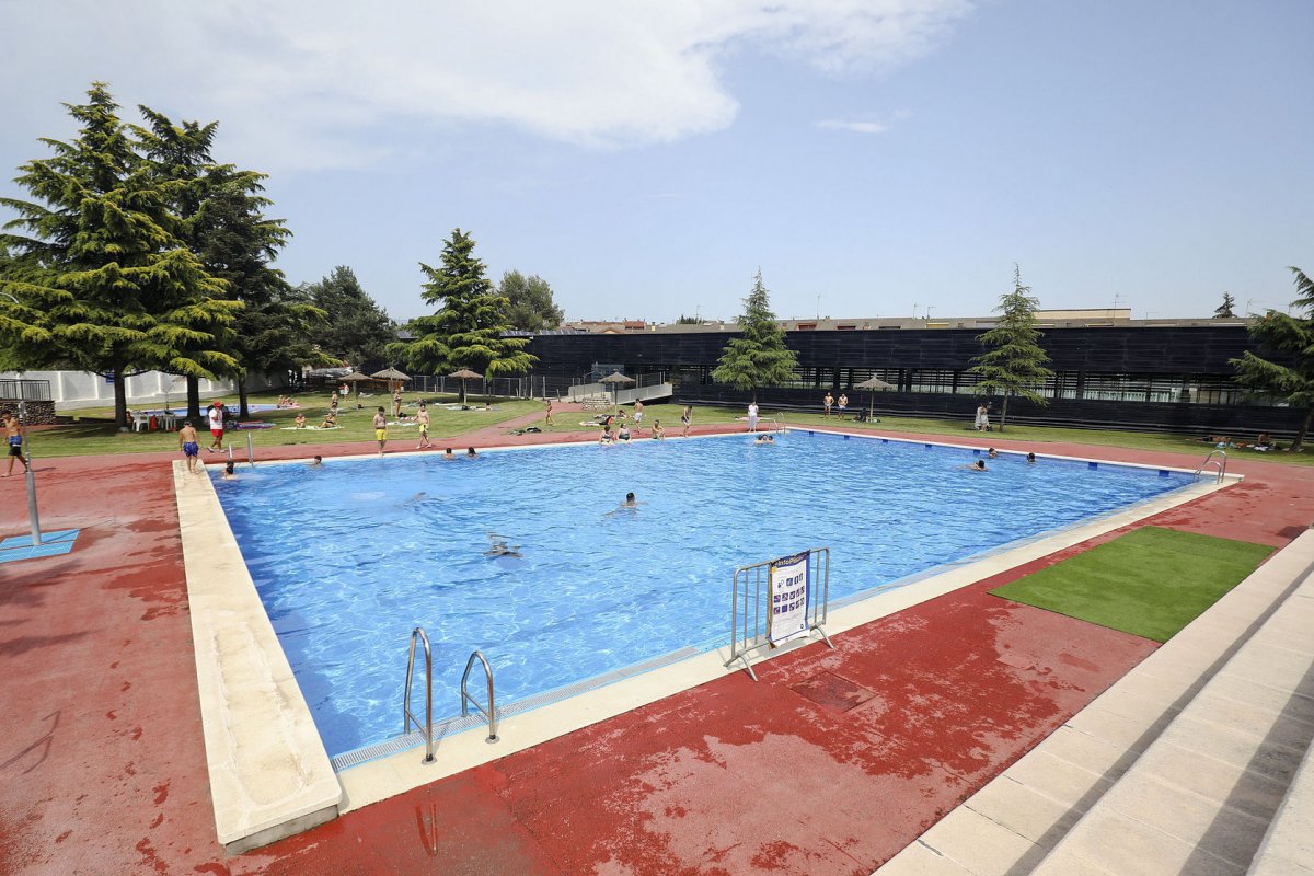 La piscina exterior de Manlleu, en una imatge d'arxiu del juny del 2022