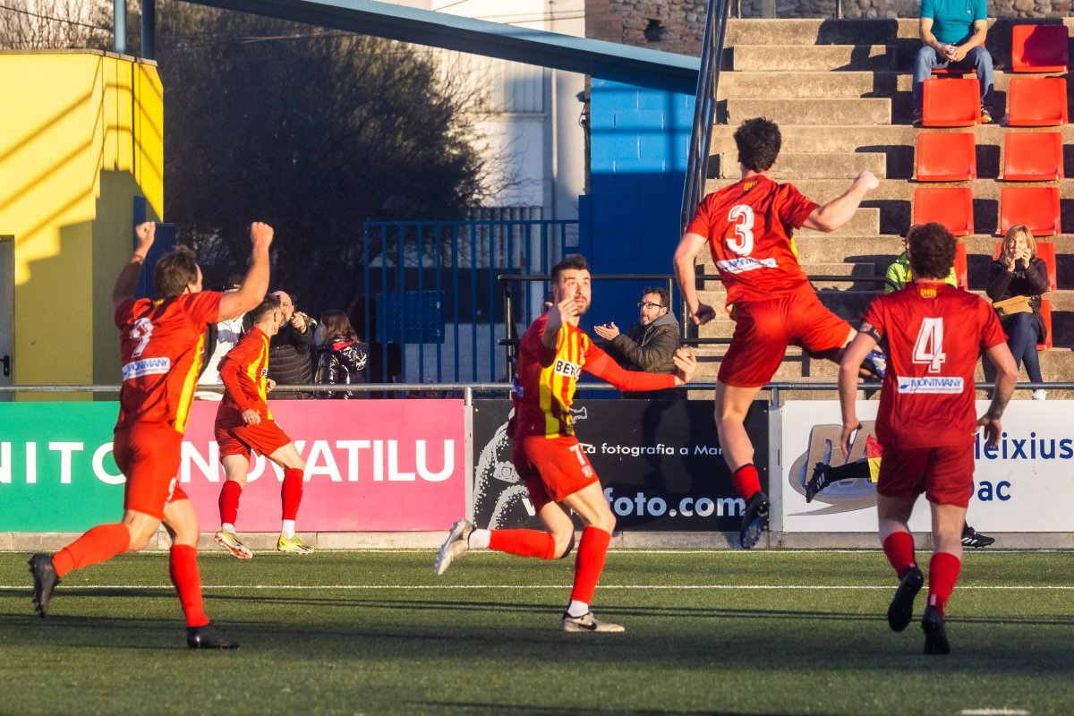 Jordi Costa celebrant el primer gol del Manlleu