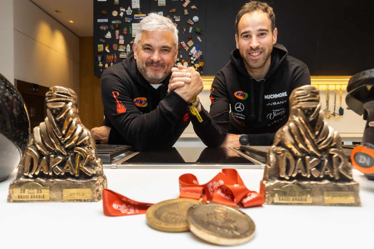 Nandu Jubany i Marc Solà amb les medalles i els trofeus del Dakar 2025