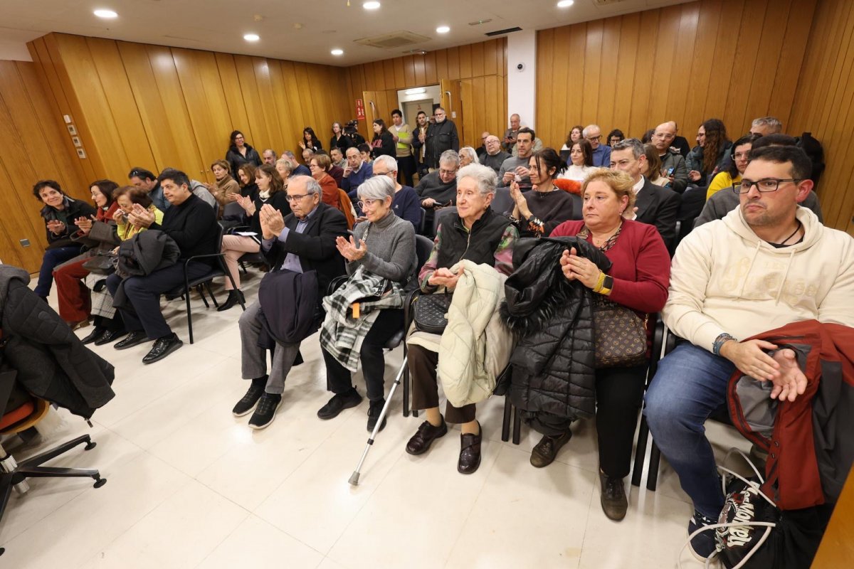 Els guardonats i familiars a primera fila del ple