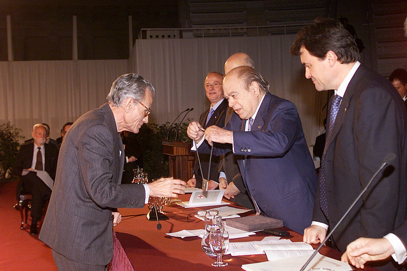 Xavier Arumí rep la Creu de Sant Jordi de mans del president Jordi Pujol (2002)