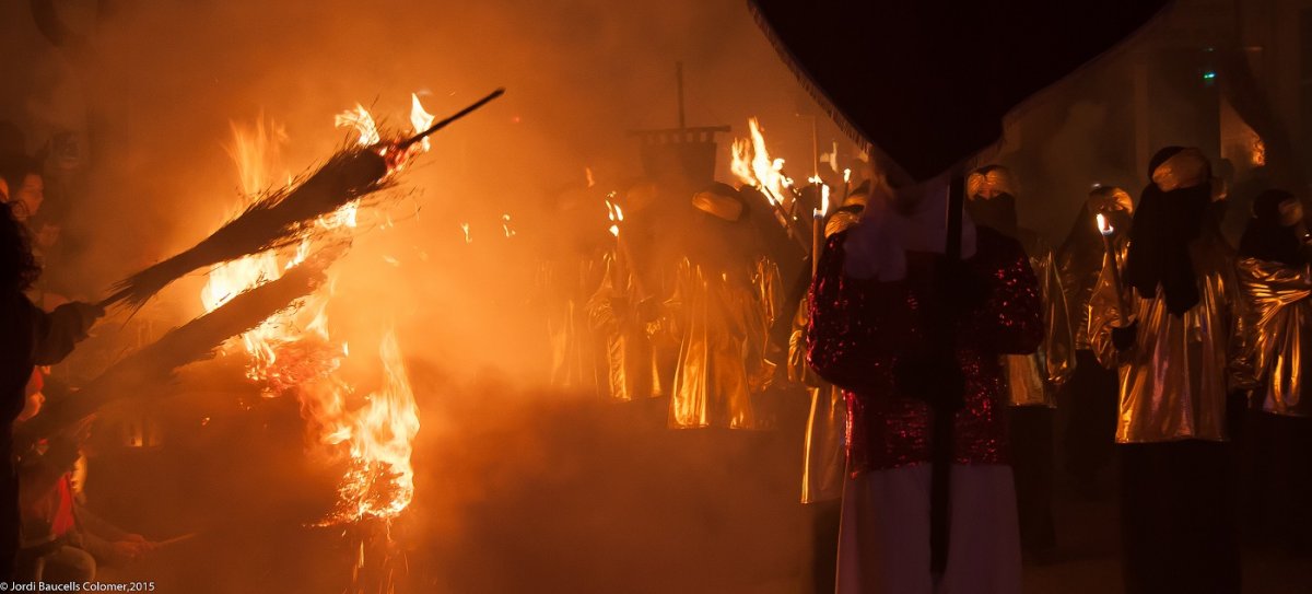 Imatge d’arxiu de les atxes de barballó il·luminant l’arribada dels Reis d’Orient a Taradell