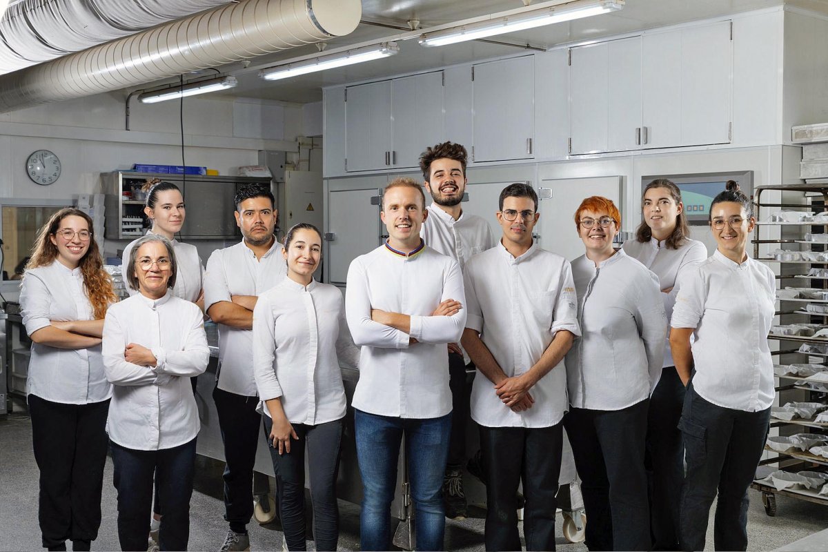 Lluc Crusellas, al mig, amb tot l'equip de l'obrador d'El Carme