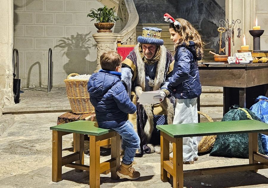 El patge Rusconi, que s’estrenava com a carter reial, atenent uns infants a la planta baixa de la Casa Masferrer, el cap de setmana passat