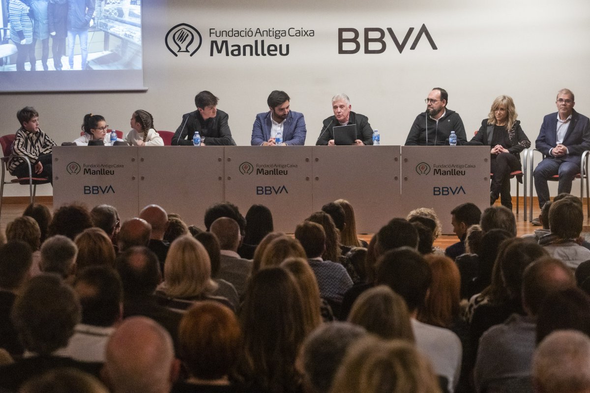 Un moment del pregó de divendres passat. D’esquerra a dreta, Tristany Subiranas, Queralt Pros i Arlet Casas, cordonistes i banderera infantils; el president dels Tonis, Pep Molist; l’alcalde, Arnau Rovira; el pregoner, Pep Bosch; i el banderer d’enguany, Carles Estrada, i els dos cordonistes, Montse Vilamajó i Òscar Autet