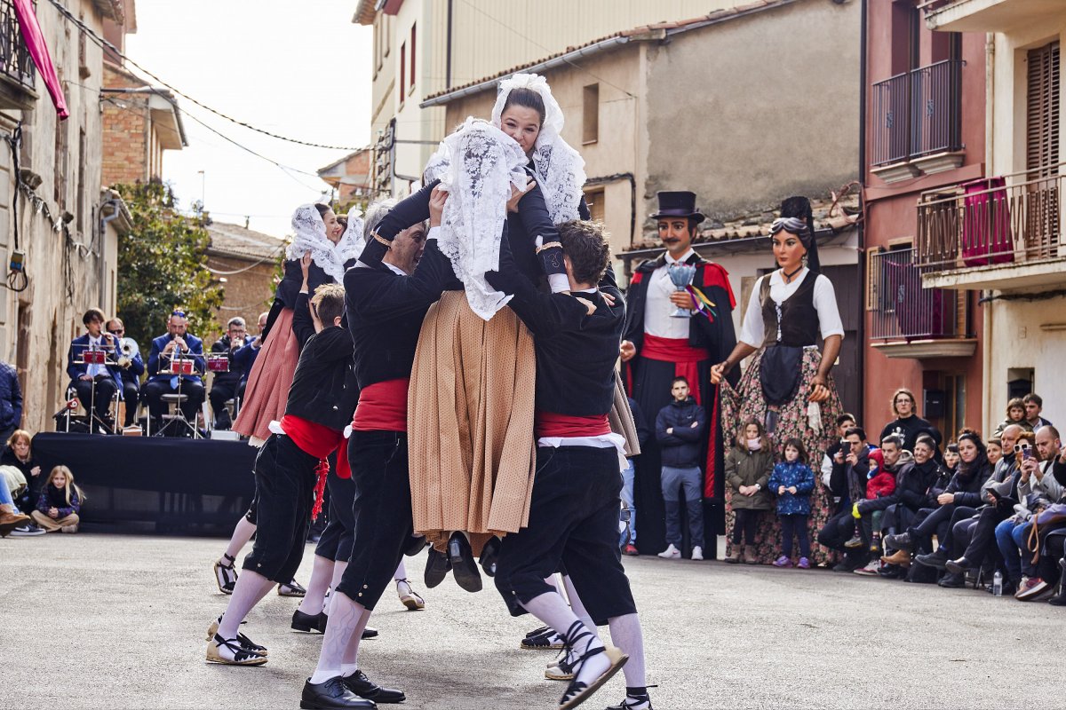 L'icònic fnal de la dansa, amb els homes aguantant a l'aire les balladores el màxim temps possible