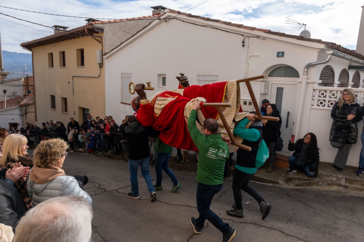 Cercavila de gegants estirats, una de les curiositats de La Vicentada