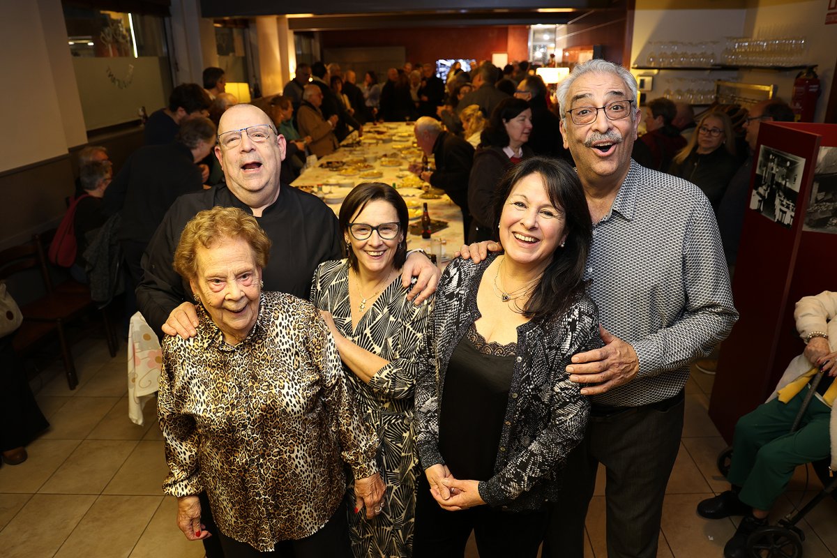 La família Planas al menjador del restaurant Layon durant la festa de comiat