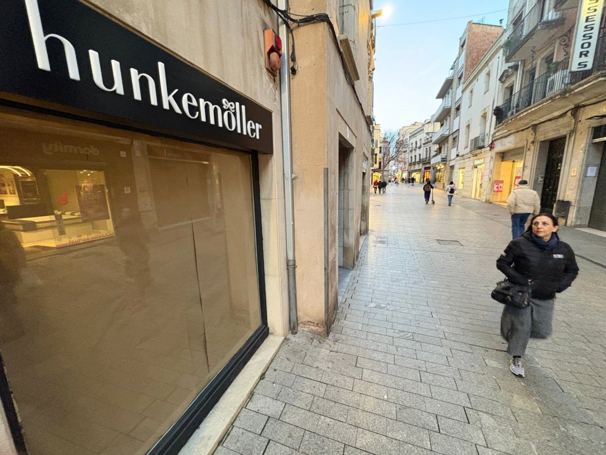 El local tancat encara amb els cartells de Hunkermoller