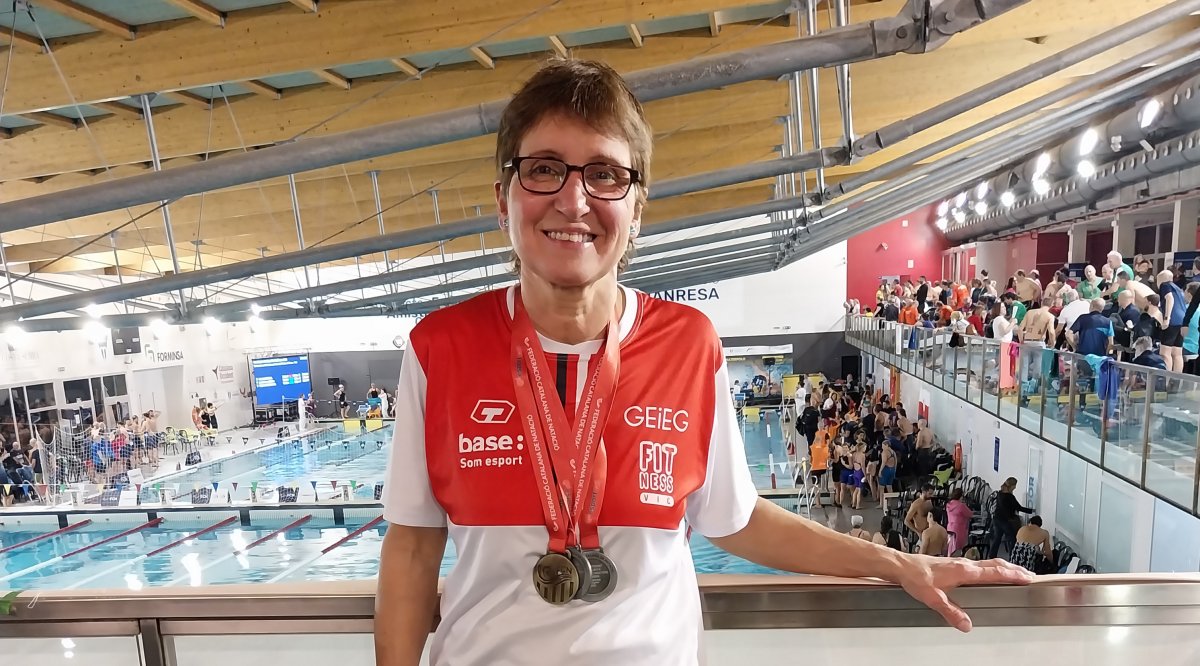 Maria Gràcia Masgrau, amb les tres medalles obtingudes a Manresa