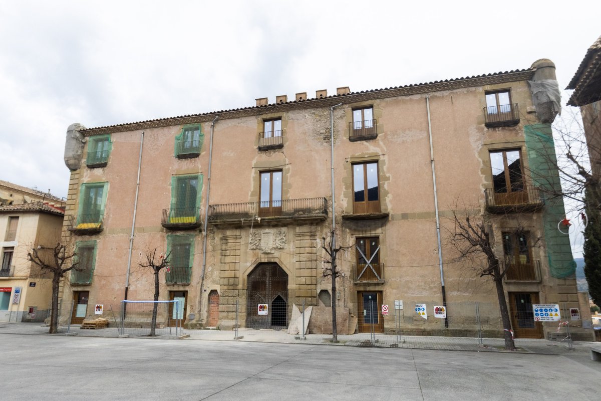 Aspecte actual de la façana principal del Palau dels Comtes, amb els nous tancaments que s’hi han col·locat