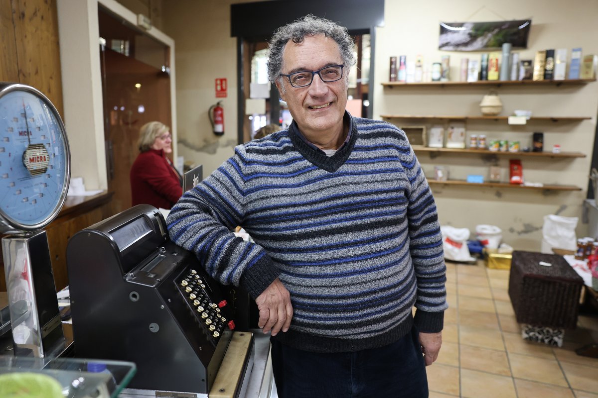 El botiguer Jordi Rebull Isern, divendres a la tarda al seu comerç